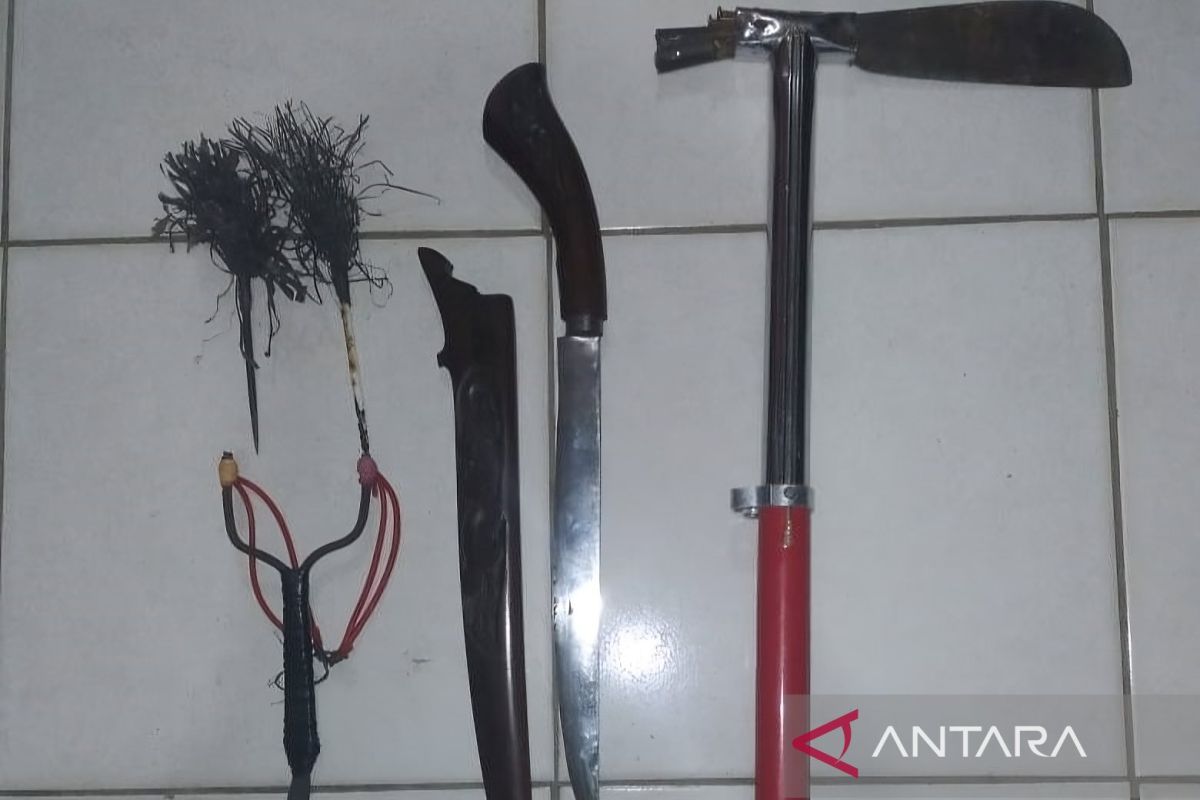 Polresta Kendari bekuk dua pelajar tawuran pakai senjata tajam