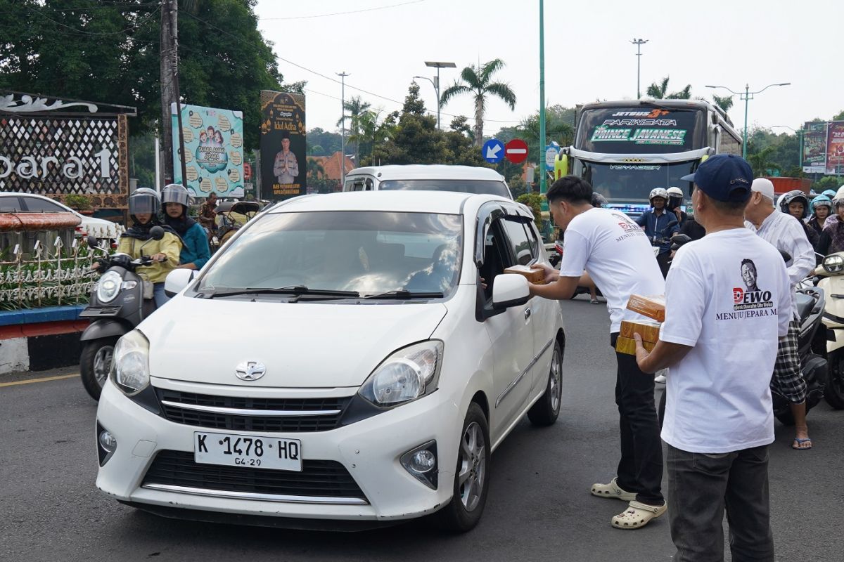 Relawan Witiarso berbagi makanan sehat di Alun-alun Jepara