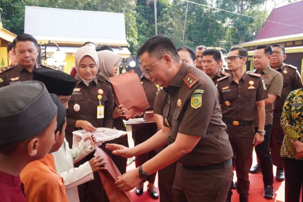 Kejati Kepri dan Disdukcapil bagikan KIA kepada anak-anak Pulau Penyengat