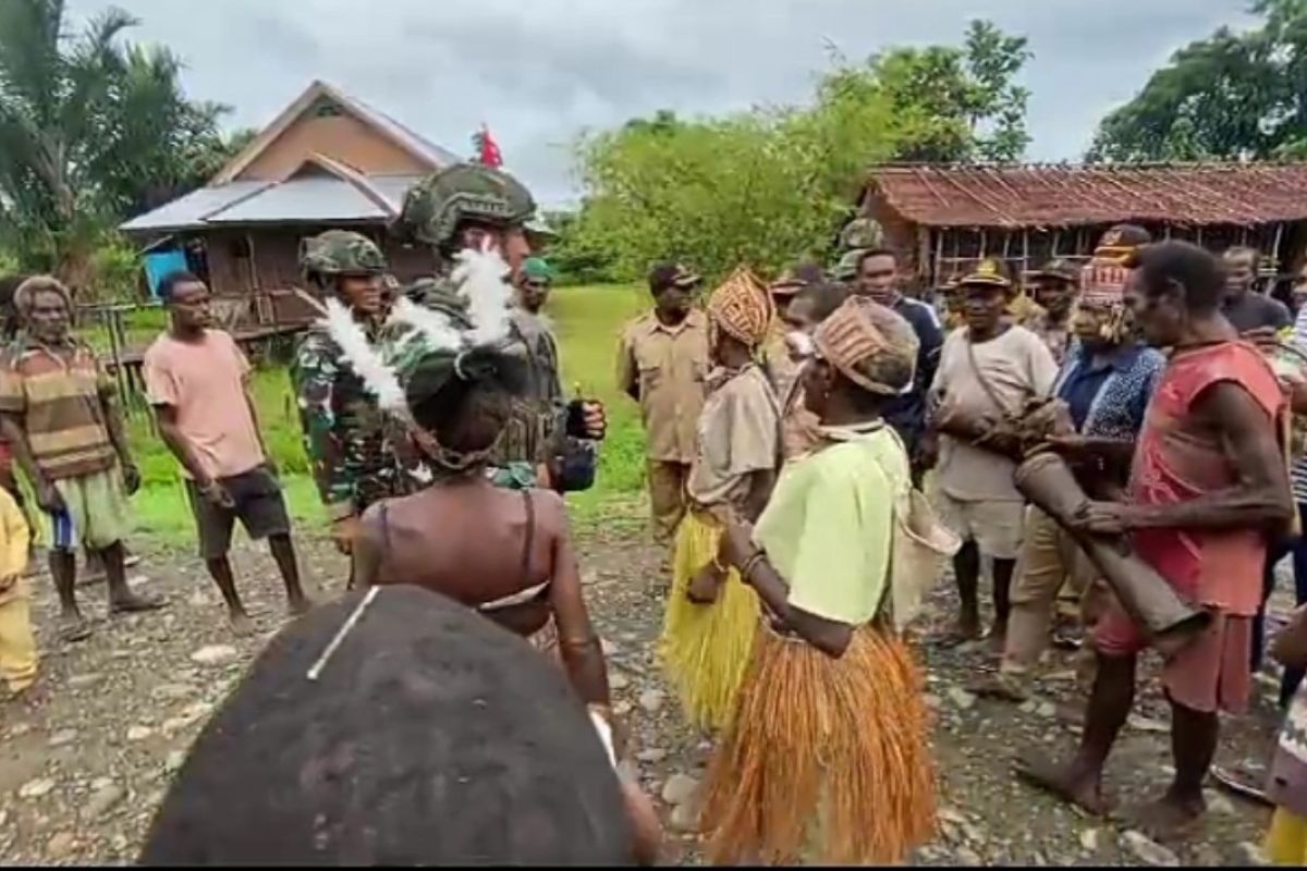 Satgas Yonif 503 Kostrad membangun Rumah Adat Jew Suku Asmat di Nduga