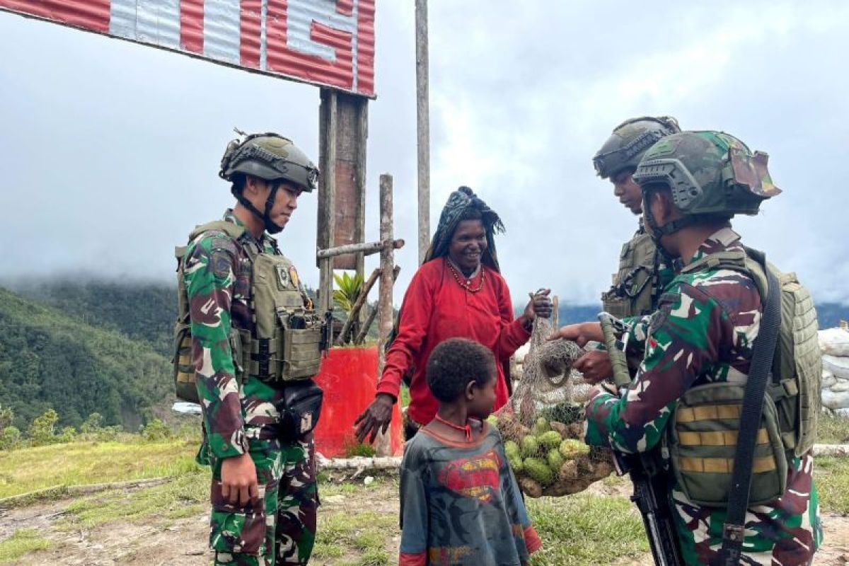 Satgas Yonif 432 Kostrad memborong hasil pertanian masyarakat kampung Yigi