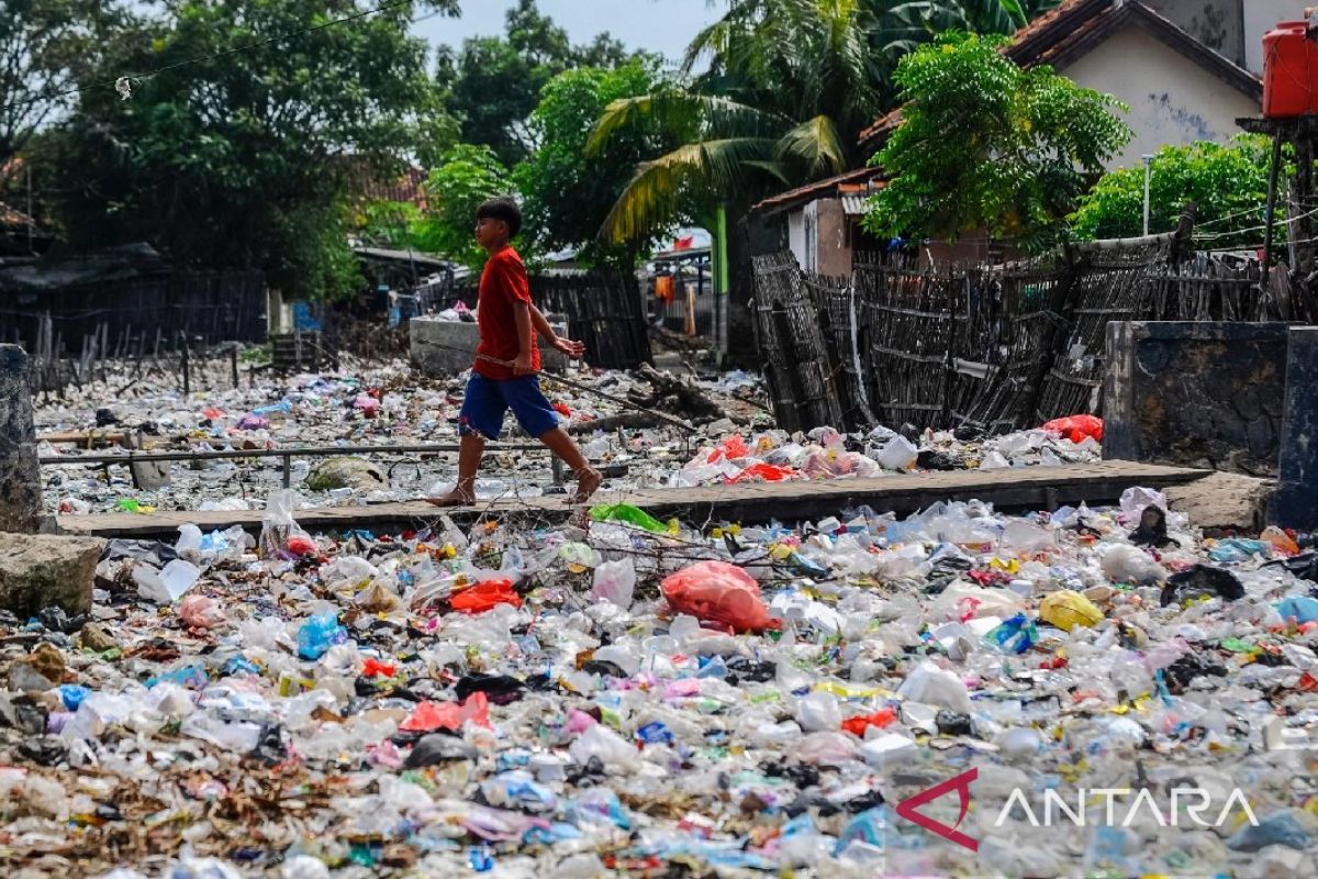 Sungai di Serang dipenuhi tumpukan sampah