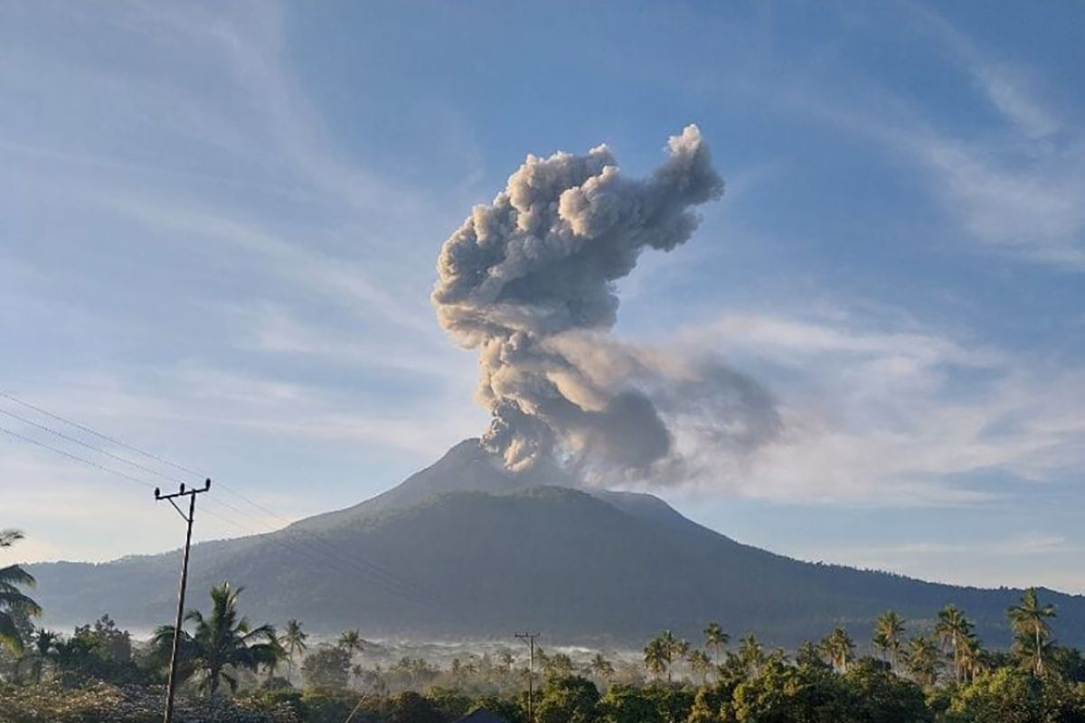 Gunung Lewotobi di Flores Timur NTT erupsi setinggi 1000 meter