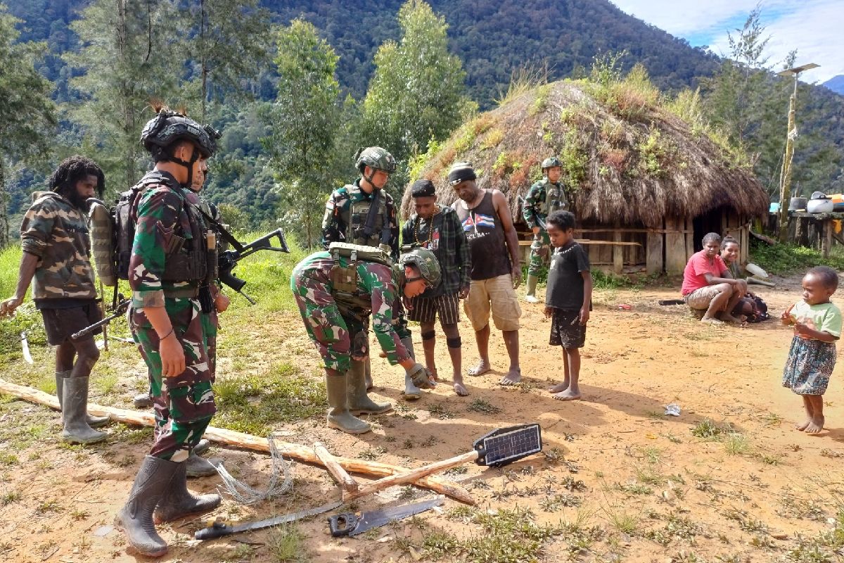 Pangkoops:Satgas Yonif 323/Kostrad terangi kampung warga Wuloni