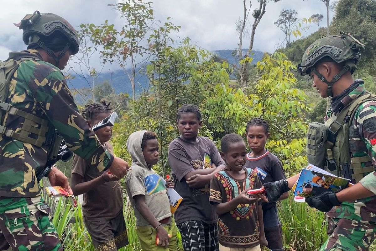 Satgas Yonif Raider 509 bagi peralatan sekolah untuk anak Papua