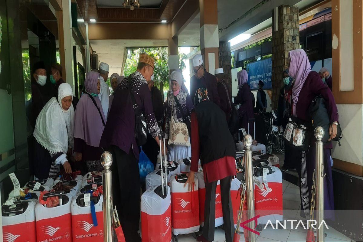 PPIH Debarkasi Solo cek suhu jamaah haji setiba di  asrama Donohudan