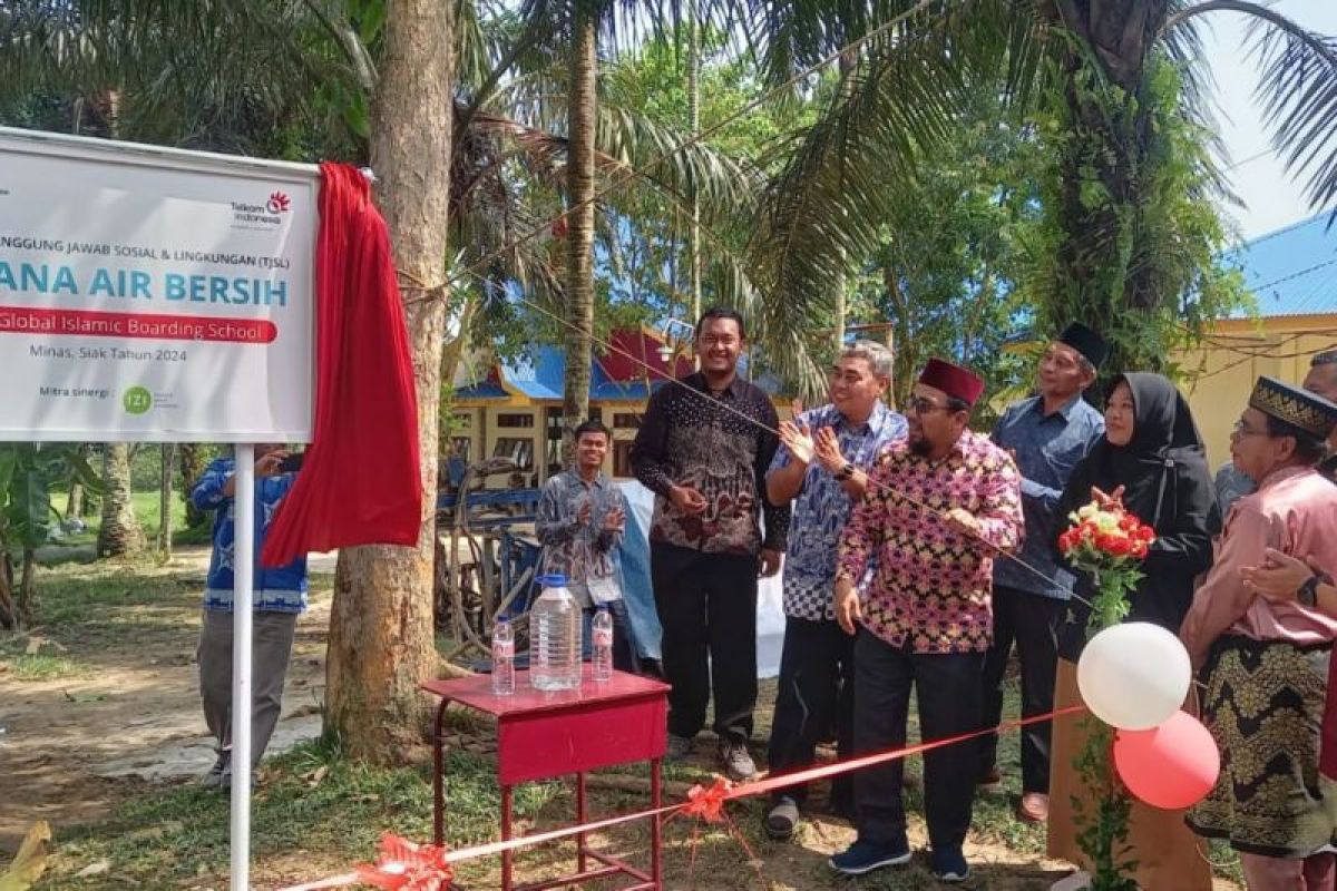 PT Telkom Riau-IZI bangun sumber air bersih di pesantren Siak