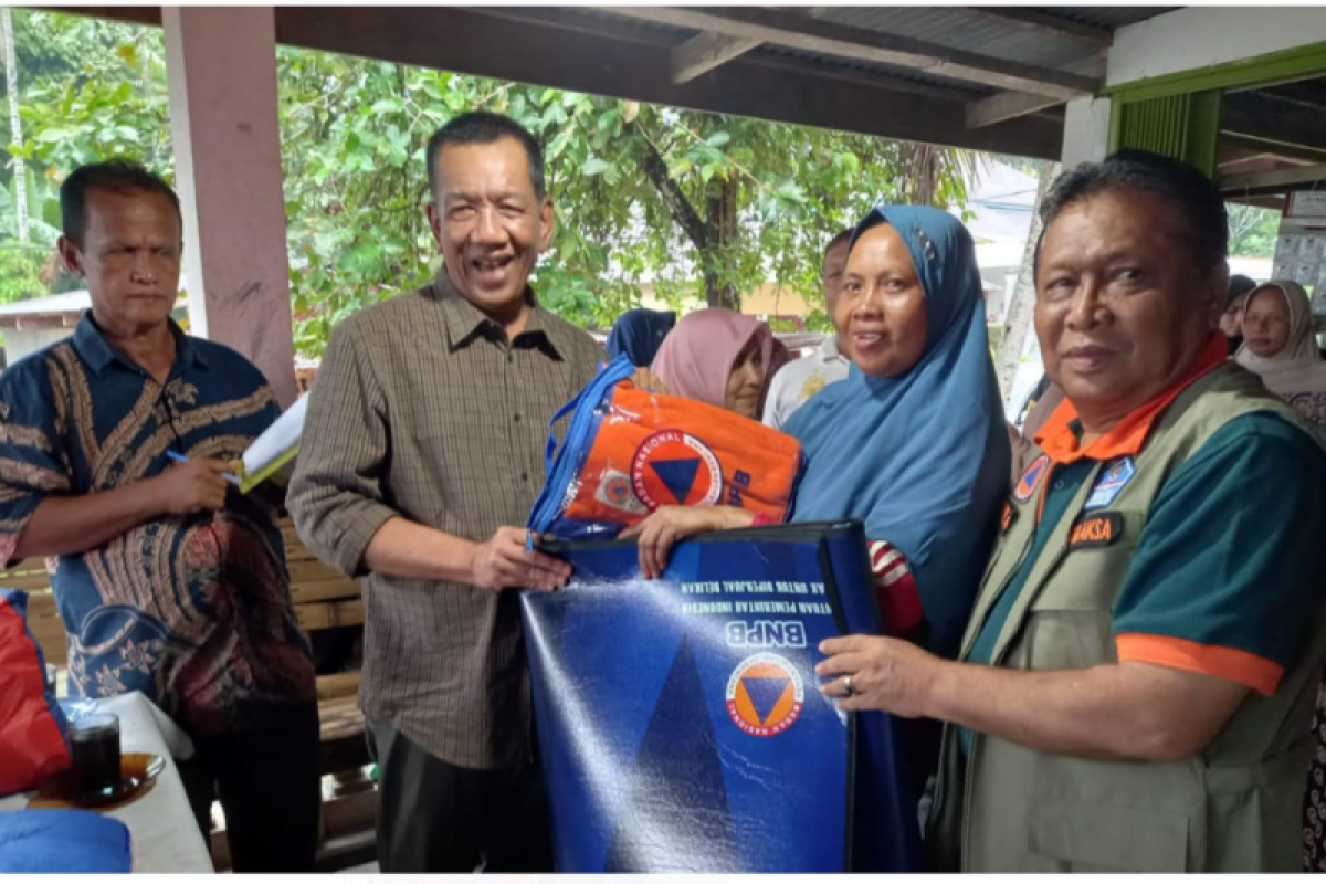 Bupati Pesisir Selatan salurkan ratusan paket bantuan di Nagari Duku Utara