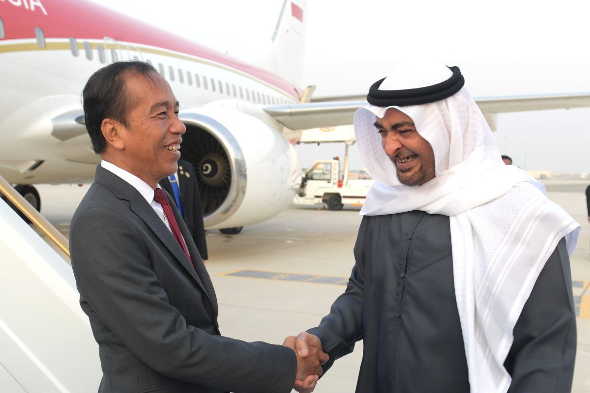 Presiden Jokowi disambut langsung Presiden MBZ saat tiba di Abu Dhabi