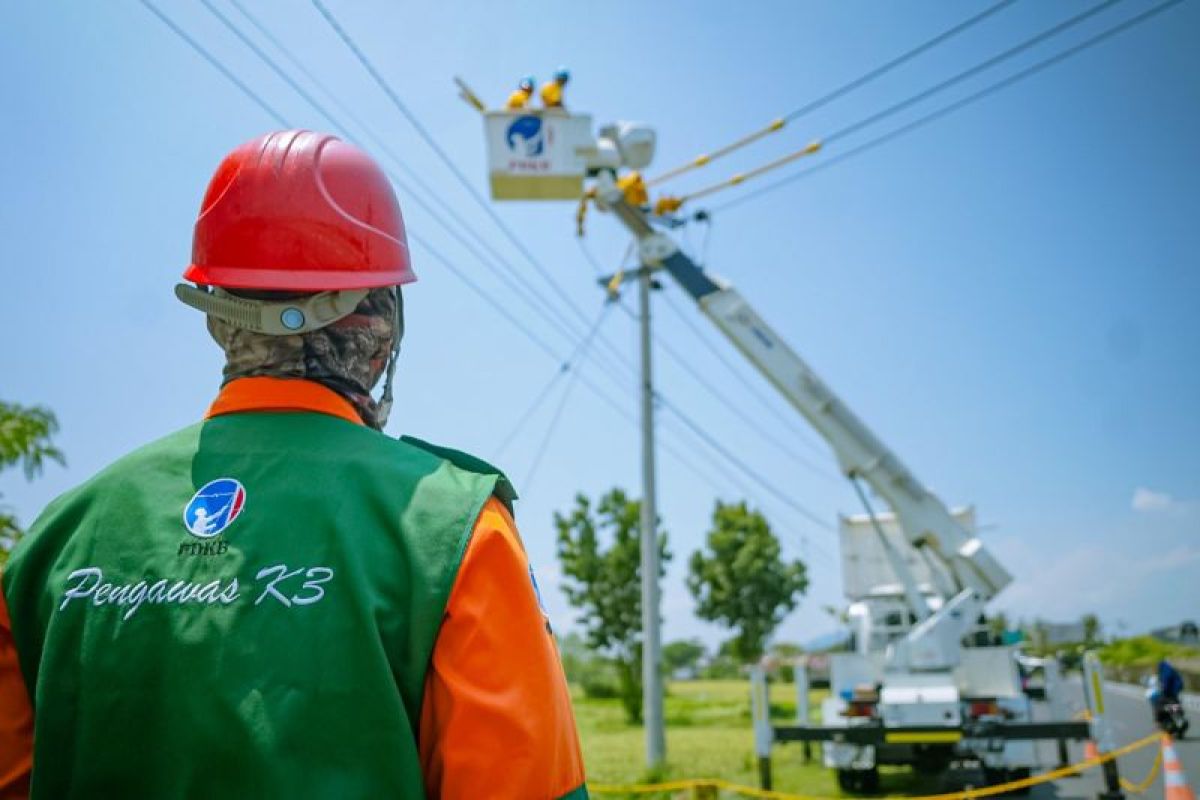 PLN NTB manfaatkan tiang beton untuk pendistribusian listrik