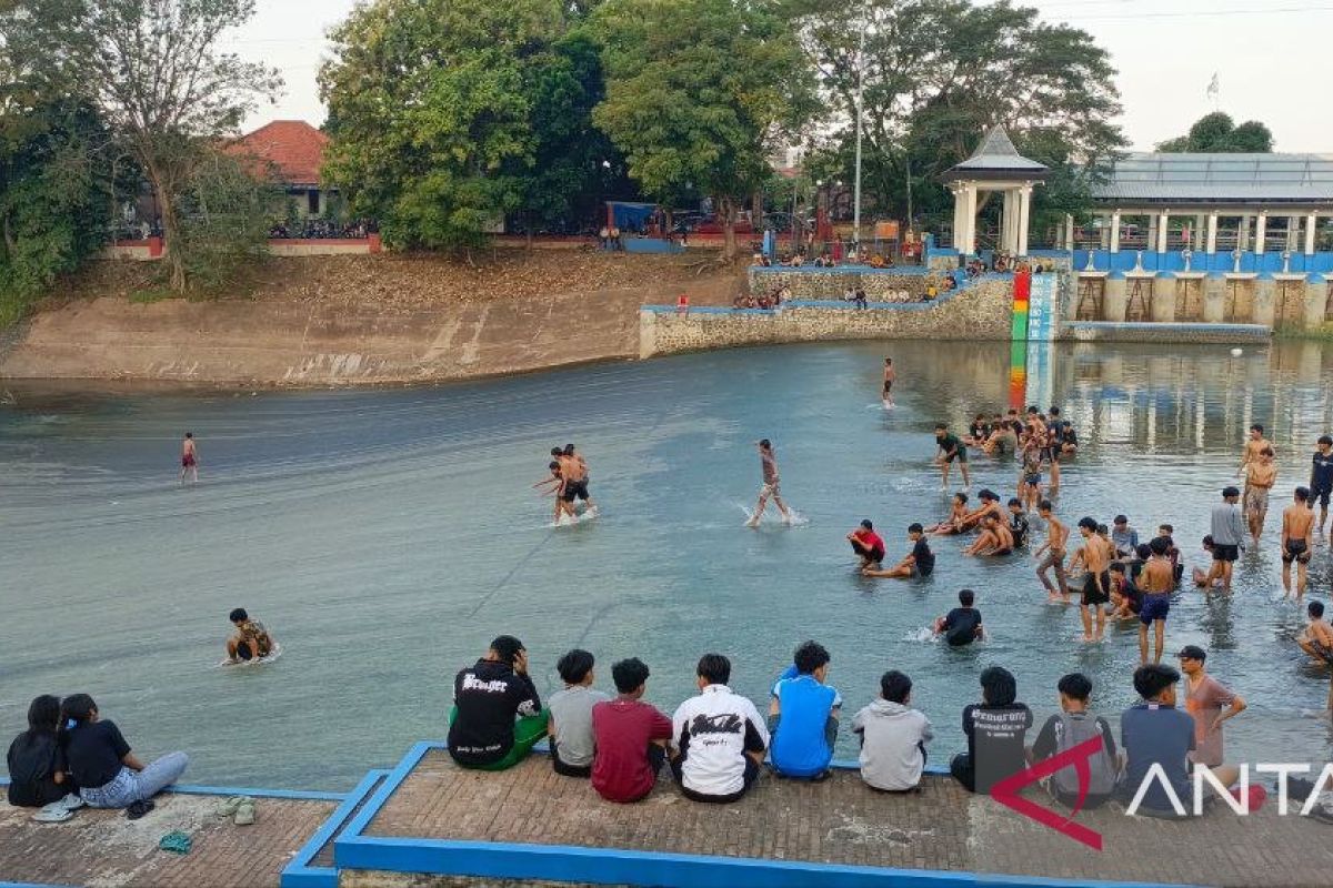 Viral "surfing" di Banjir Kanal Barat, ini pesan Mbak Ita