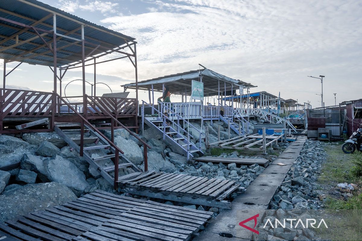 Relokasi kafe pantai di Palu