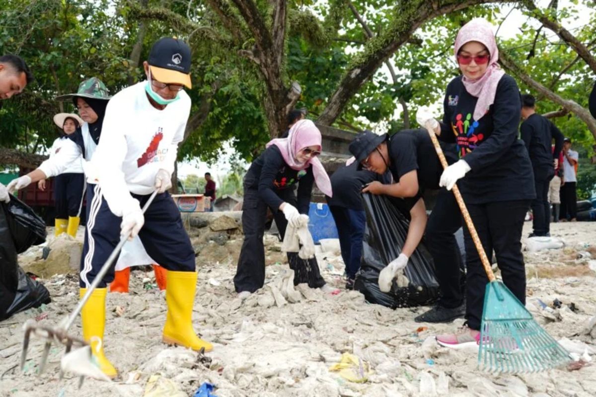 Pemkab Lampung Selatan lakukan aksi "Gerot Wisata" di Pantai Pasir Putih