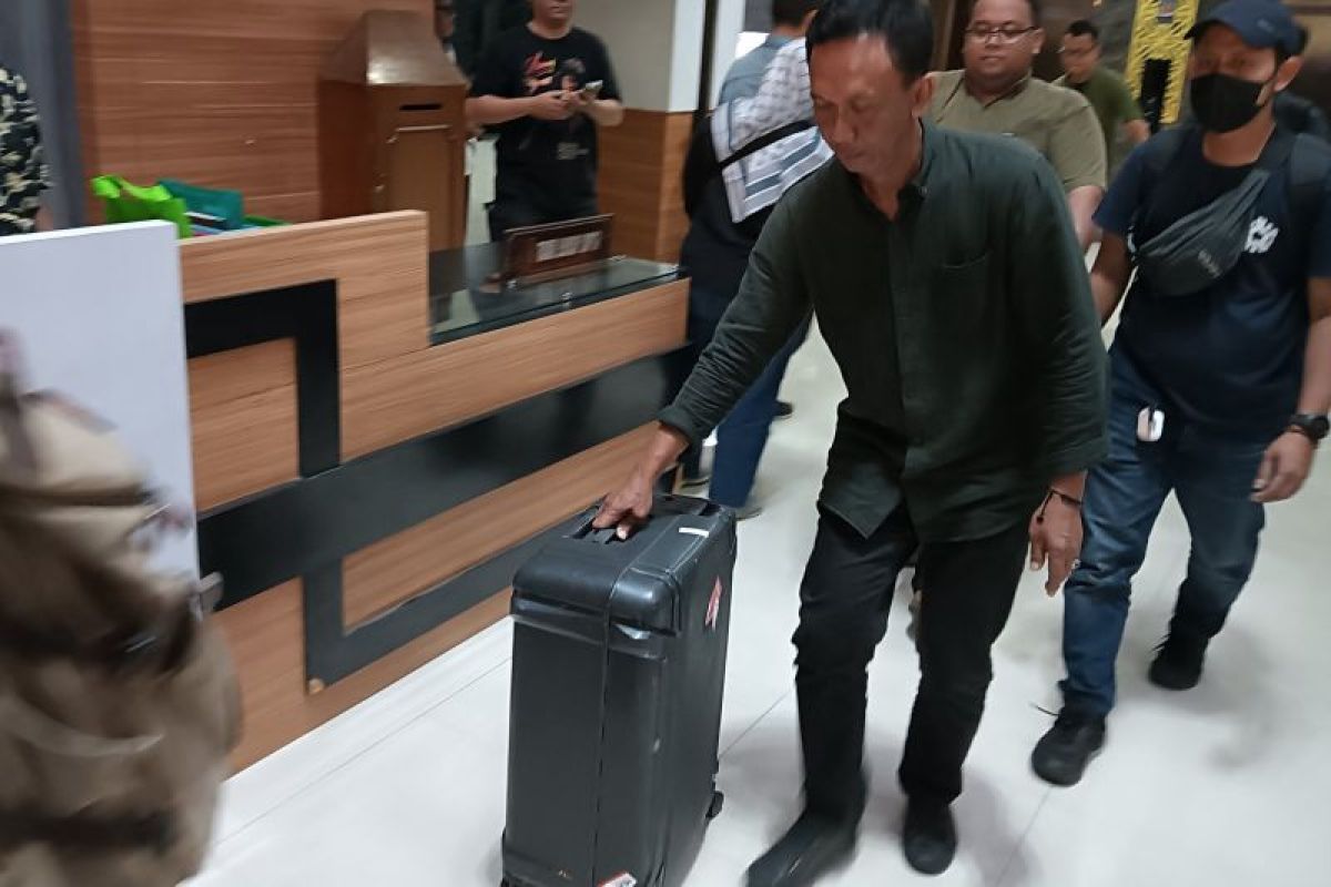 Penyidik KPK tinggalkan Balai Kota Semarang, bawa tiga koper besar