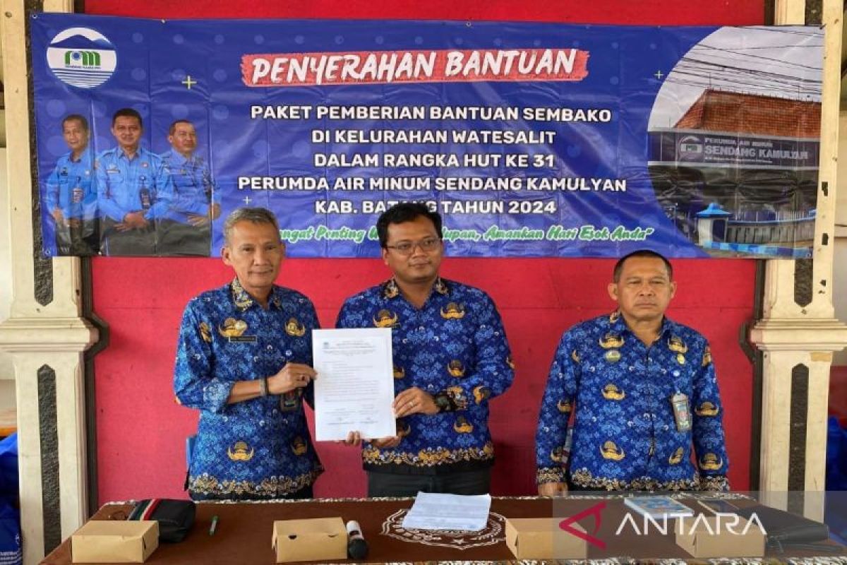 PDAM  Sendang Kamulyan Batang bagikan ratusan paket sembako