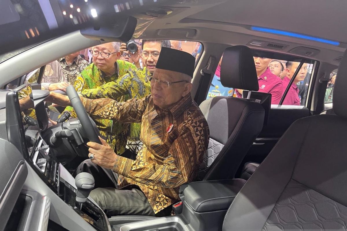 Wapres jajal mobil di pameran GIIAS 2024