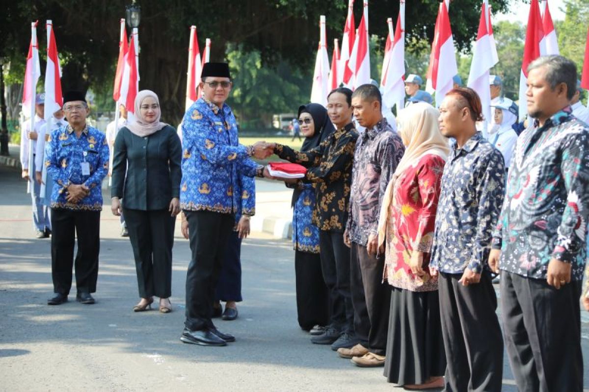 Kesbangpol Sleman bagikan Bendera Merah Putih bagi masyarakat kurang mampu