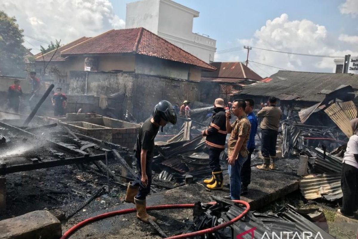 Damkar kerahkan delapan armada padamkan kebakaran di Jakabaring