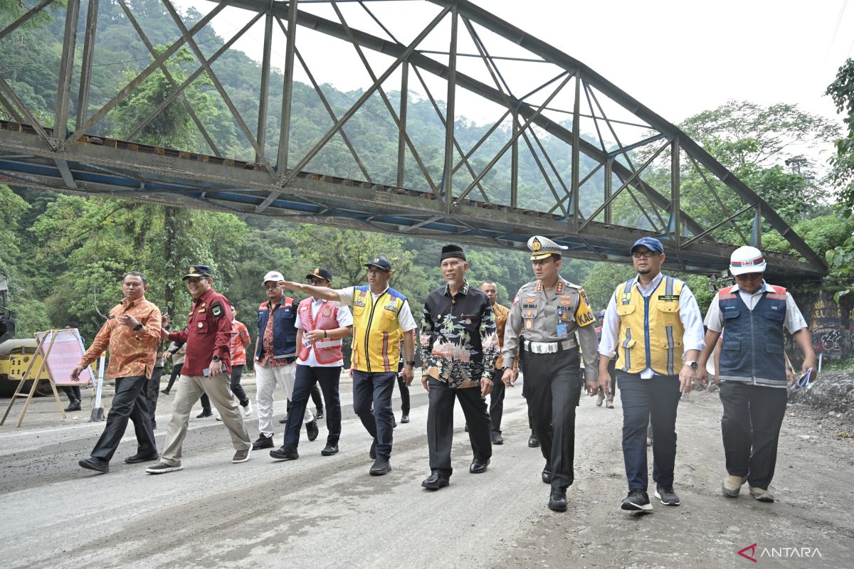 Gubernur Sumbar tinjau uji coba pembukaan akses jalan Lembah Anai