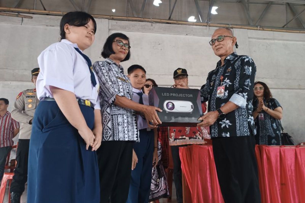 BKKBN bagikan Laptop dan LCD proyektor di Harganas Sulut