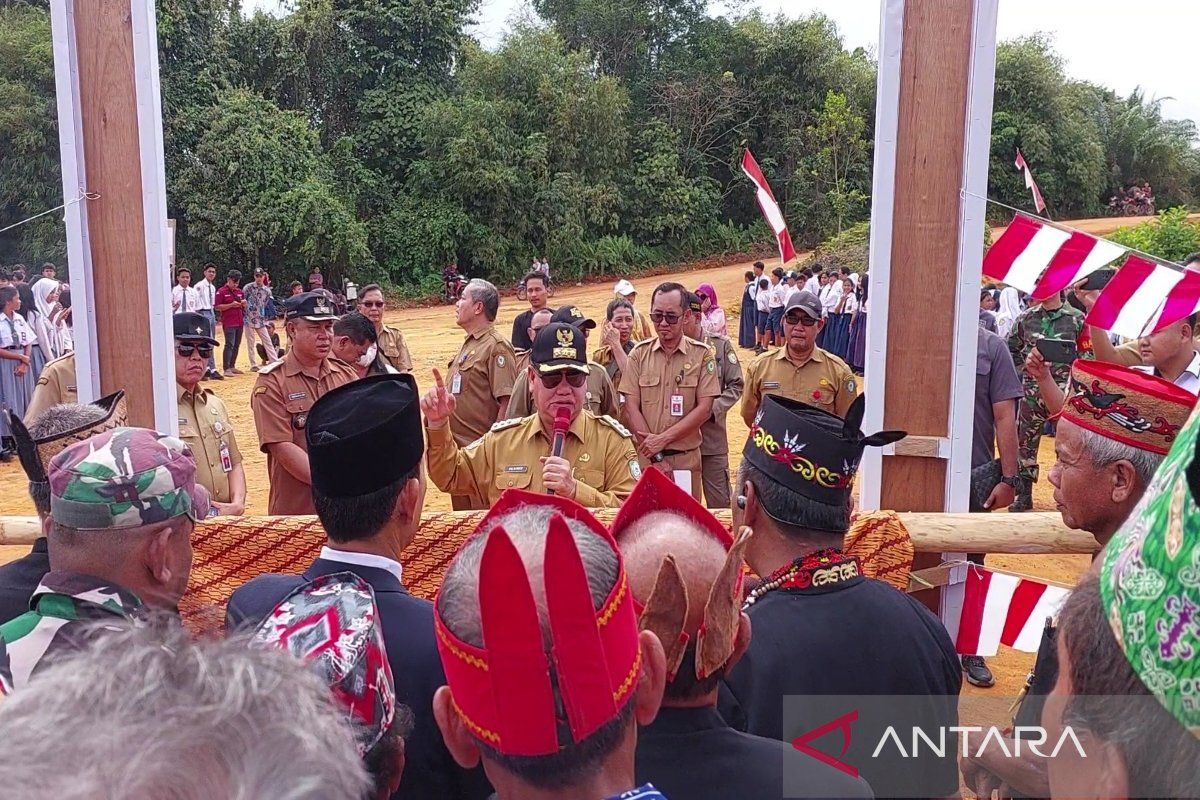 Bupati Kotim tegaskan komitmen bangun jalan membuka keterisolasian di pelosok