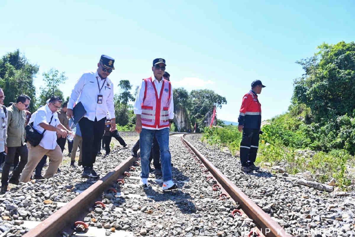 Menhub mendorong percepatan pembangunan jalur KA logistik