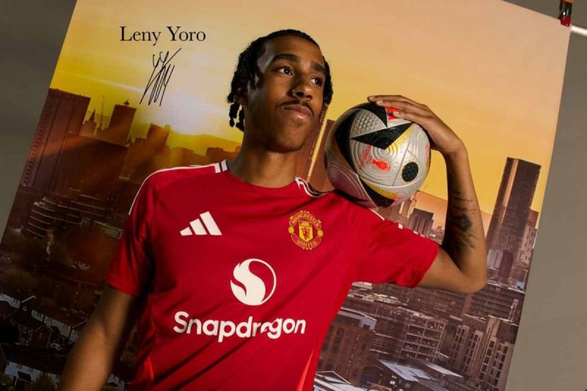 MU rampungkan transfer Leny Yoro dari Lille