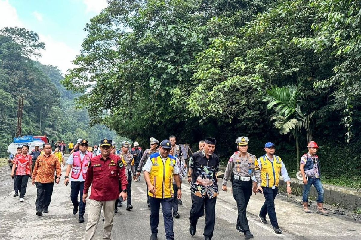 Polda Sumbar berlakukan sistem buka tutup di Jalan Lembah Anai