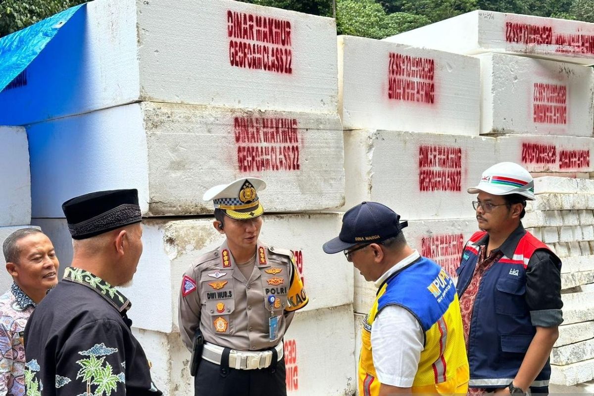 Kepolisian larang pengendara berhenti saat melintas di Lembah Anai