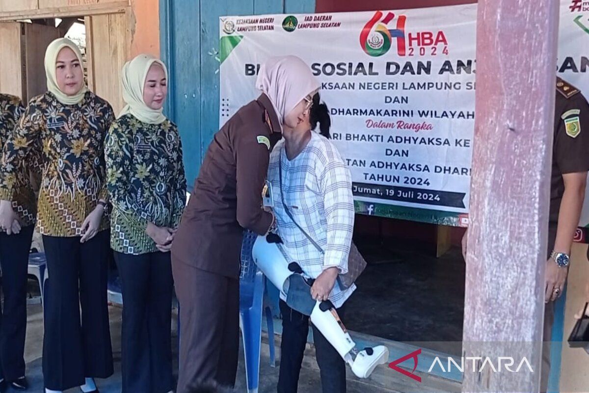 Kajari Lampung Selatan serahkan bantuan sembako ke penyandang disabilitas