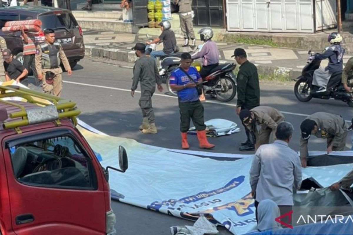 Diduga tidak memiliki izin, kontruksi baliho bakal calon bupati Tanah Datar dibongkar