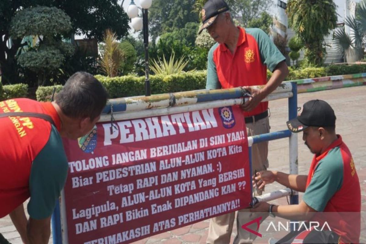 Pemkot  Pekalongan pasang barikade larangan berjualan di Alun-Alun