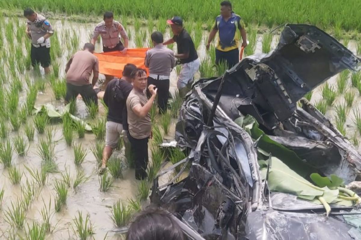 Polisi evakuasi 6 korban tewas tabrakan kereta api