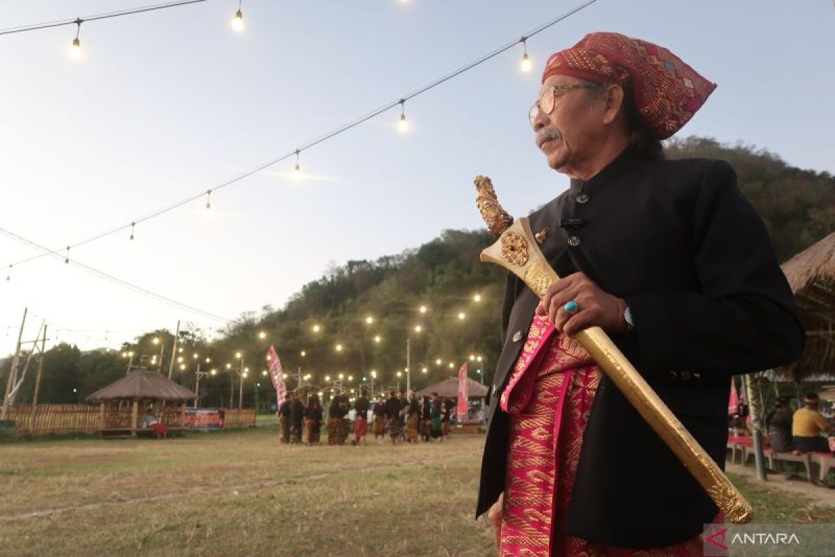 Meresap tradisi bisoq keris di Lombok