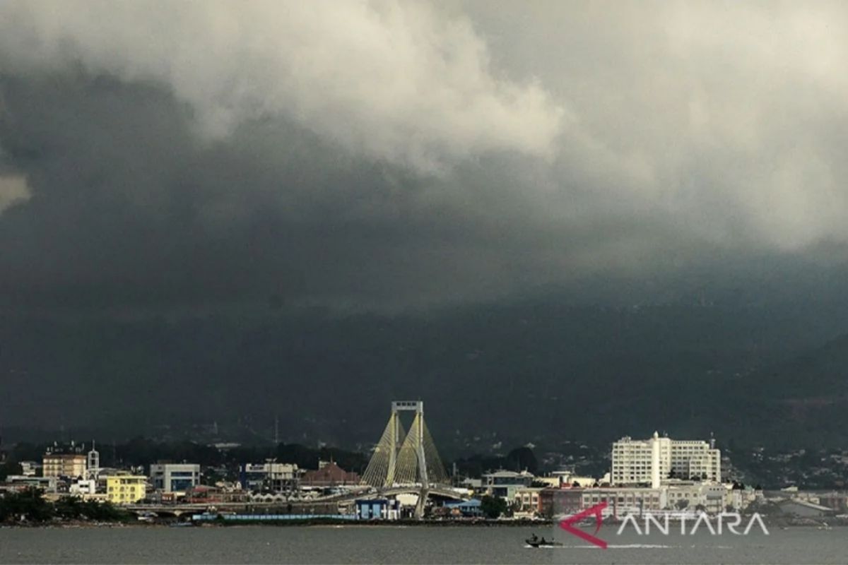 Berawan dan hujan lebat disertai petir landa Indonesia