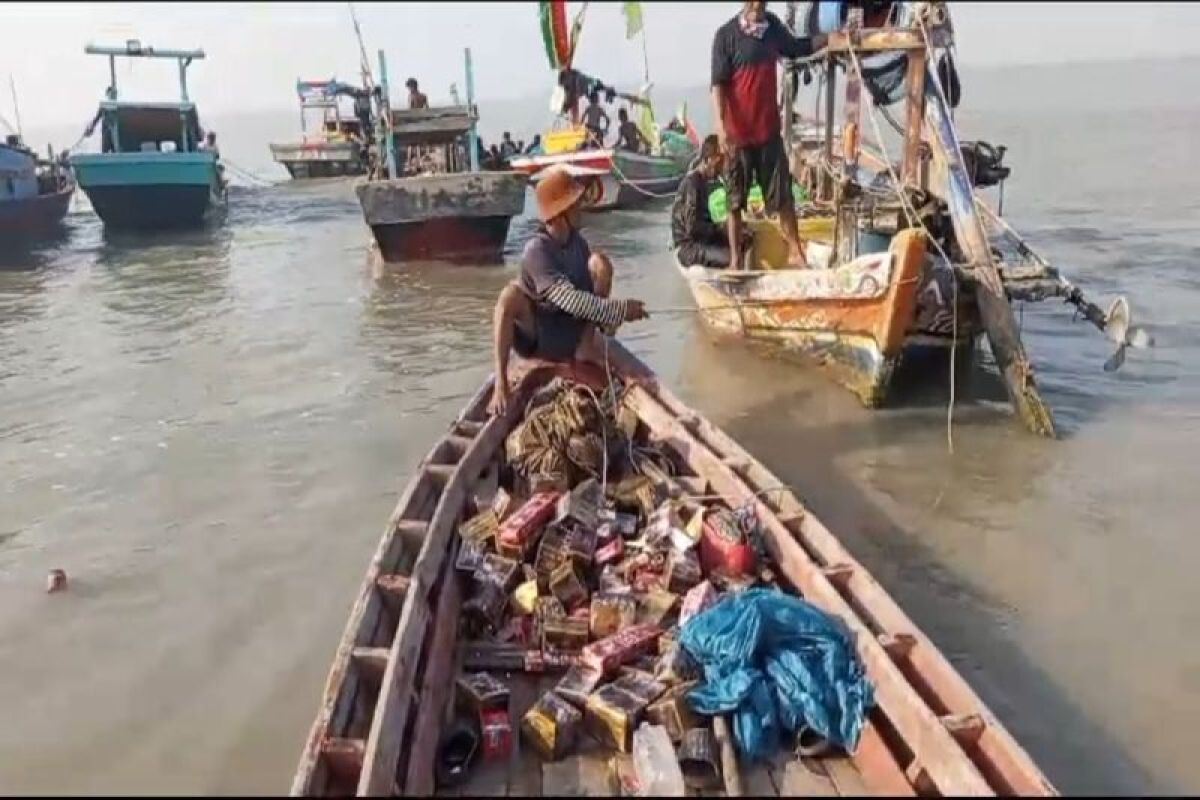 Polisi Lampung Selatan minta nelayan kembalikan barang dari kontainer jatuh di laut