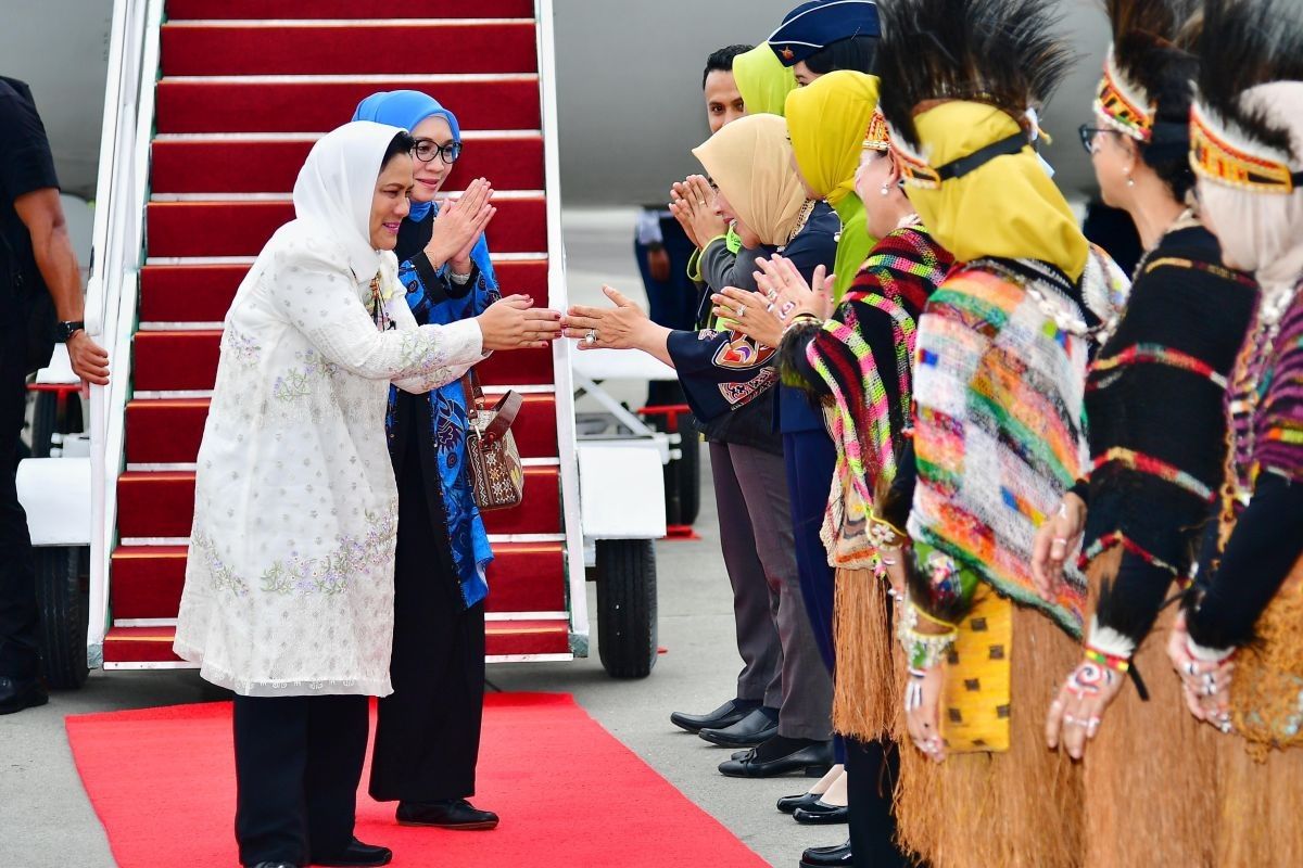 Iriana Jokowi dan Wury Ma'ruf Amin tiba di Papua, bersiap hadiri HAN besok