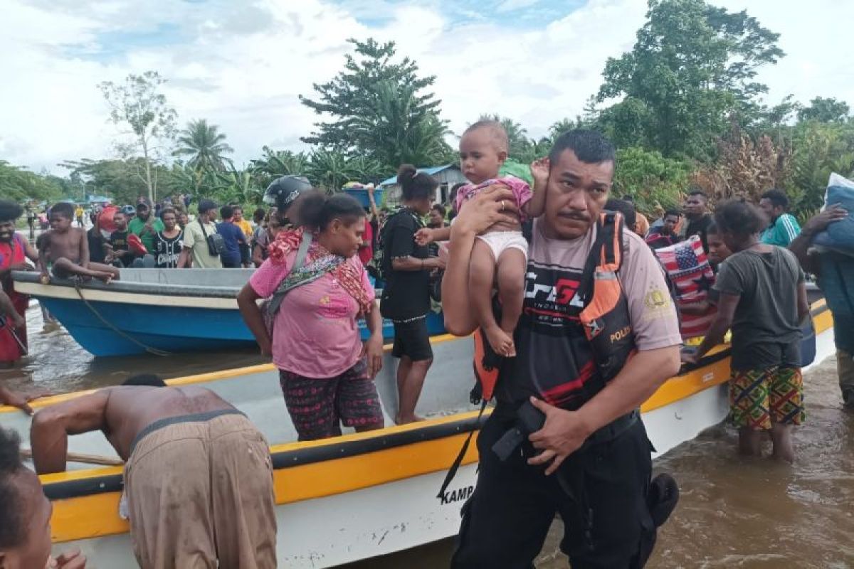 Personel Polres Sarmi membantu evakuasi warga terdampak banjir