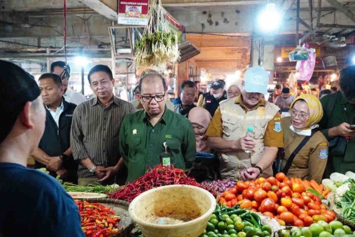 Harga pangan 23 Juli: Beras-bawang naik hingga cabai Rp65.650 per kg