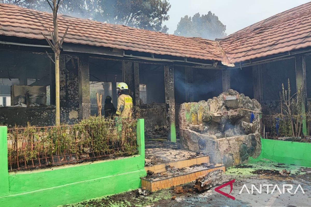 18 ruang bangunan di SDN 01 Pondok Bambu terbakar