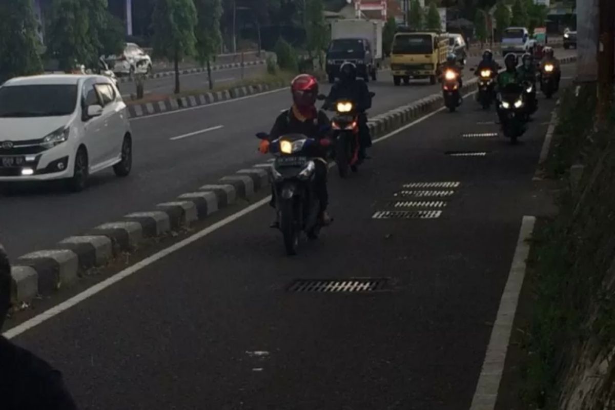 BPTD memasang LED di sepanjang jalan lingkar DIY