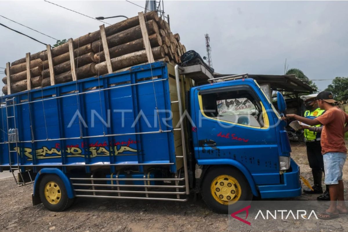 Dirlantas Polda Sulsel menindak ratusan truk melebihi tonase