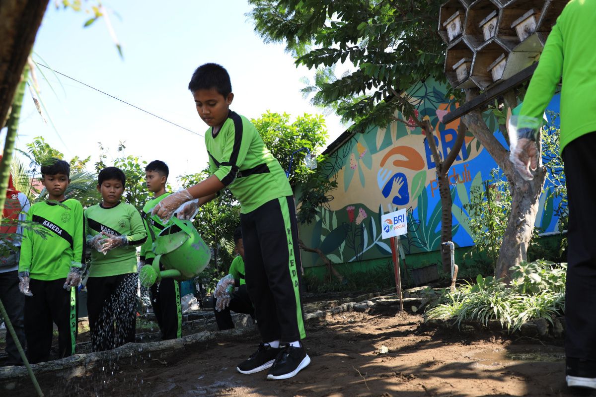 Peringati Hari Anak Nasional, BRI ajak anak SD belajar tanam hidroponik