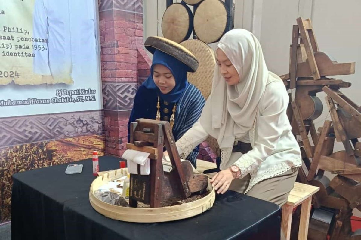 Pelinting  rokok koleksi Museum Kretek ikut pameran di Museum Pers Solo