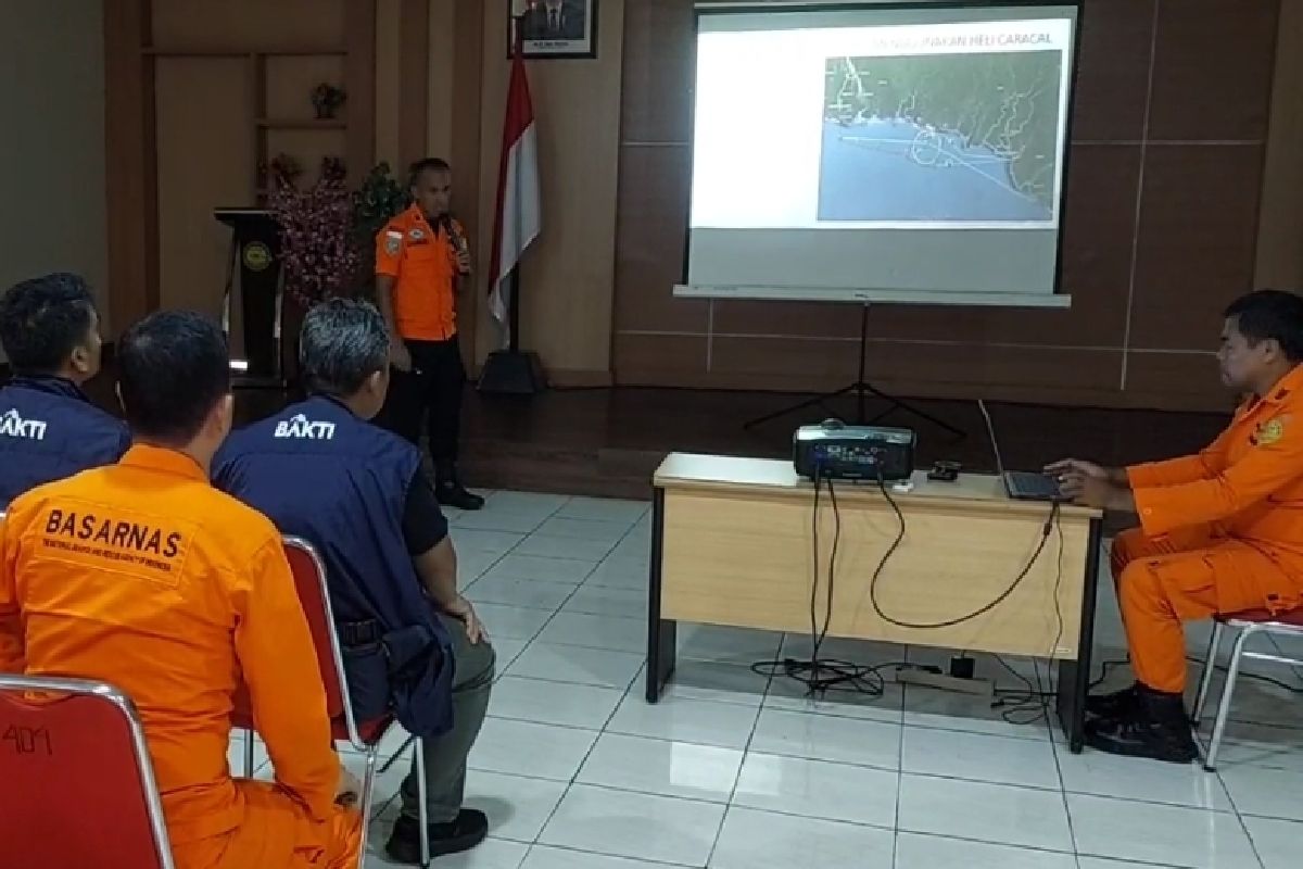 Helikopter dan pesawat Boeing 737-200 TNI-AU mencari kapal Cita XX