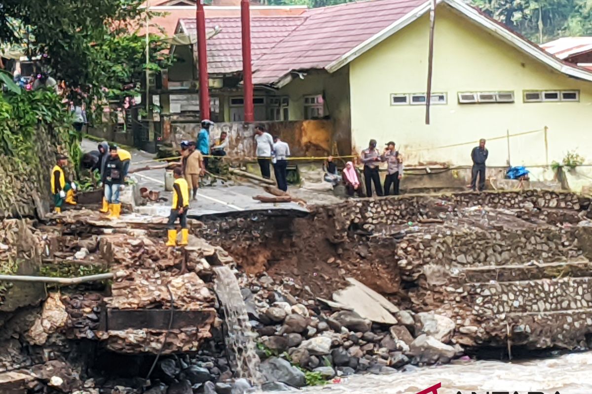 Terima DSP Pemkot Padang Panjang segera bangun jalan rusak akibat banjir bandang