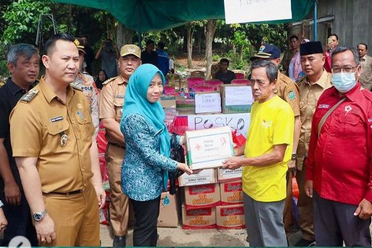 Pj Bupati Muara Enim salurkan bantuan untuk korban kebakaran Benakat