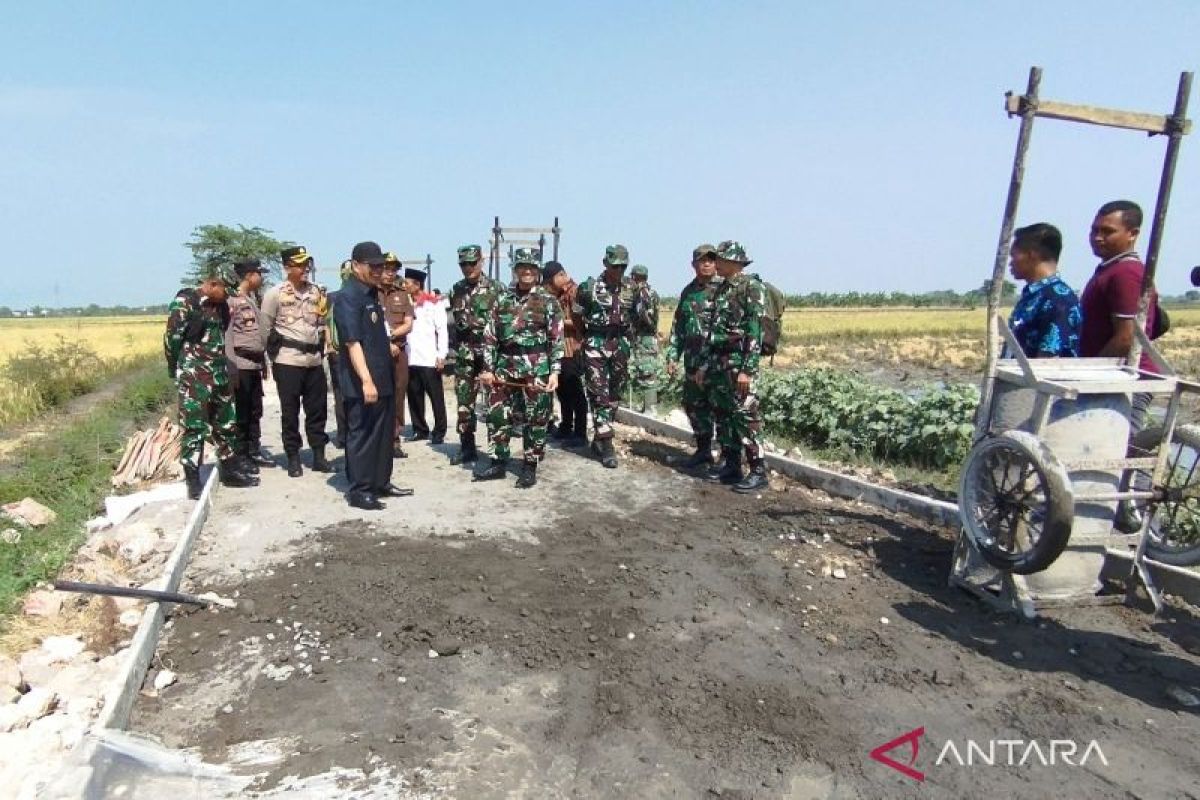 TNI  Demak bantu membangun jalan penghubung dua desa