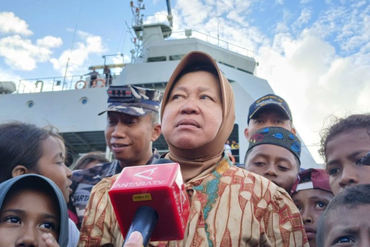 Social Minister delivers aid to remote island in Maluku