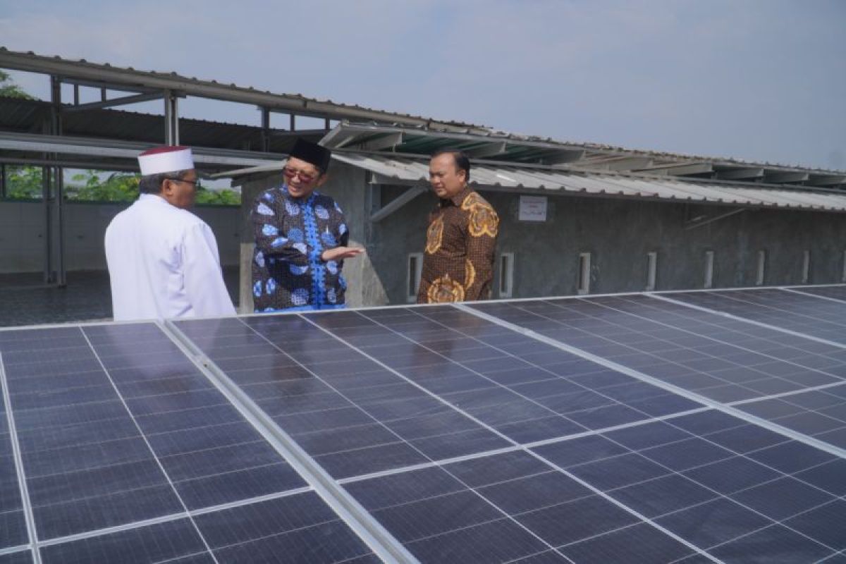 Danamon donasikan solar panel ke Komunitas Pendidikan di Jateng